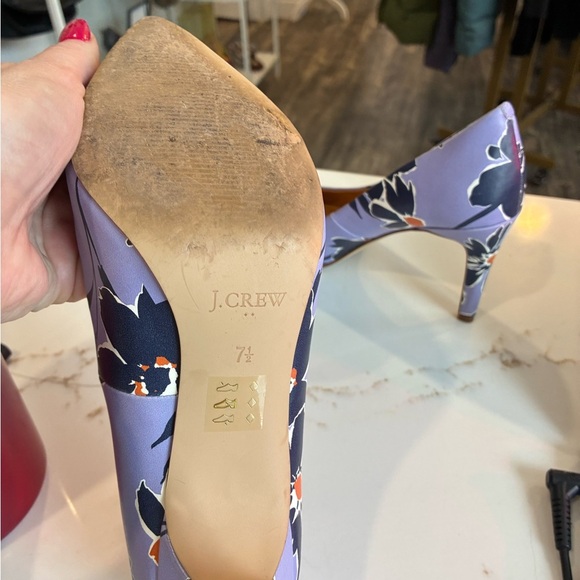 J.Crew Elsie pumps with a purple and navy floral pattern size 7.5 - Picture 4 of 5